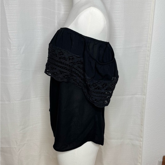 NWOT Socialite Black Off the Shoulder Crochet Lace Top Blouse. - Picture 3 of 8
